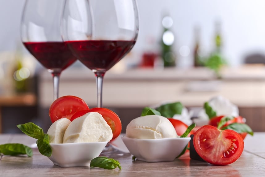 Vino e mozzarella: la guida agli abbinamenti ideali